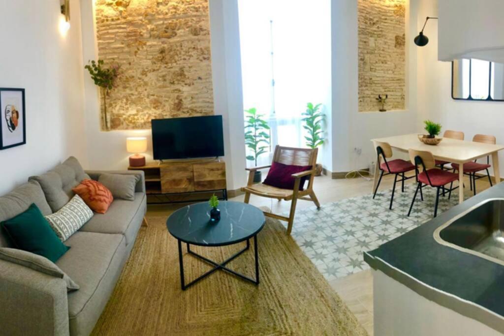 Gatu Premium Villa Libertad, Preferente Mayores De 25 Anos Y Familias 加的斯 外观 照片